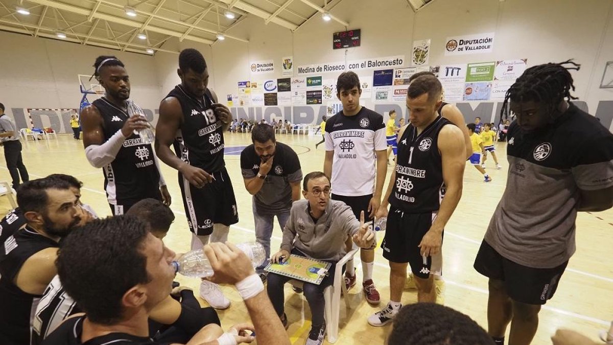 Hugo López da instrucciones a sus jugadores durante un tiempo muerto en el duelo jugado ante Gipuzkoa.-M. A. SANTOS