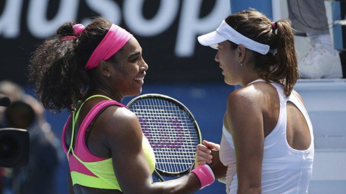 Serena Williams y Garbiñe Muguruza, al final del partido.-Foto: AP / ROB GRIFFITH