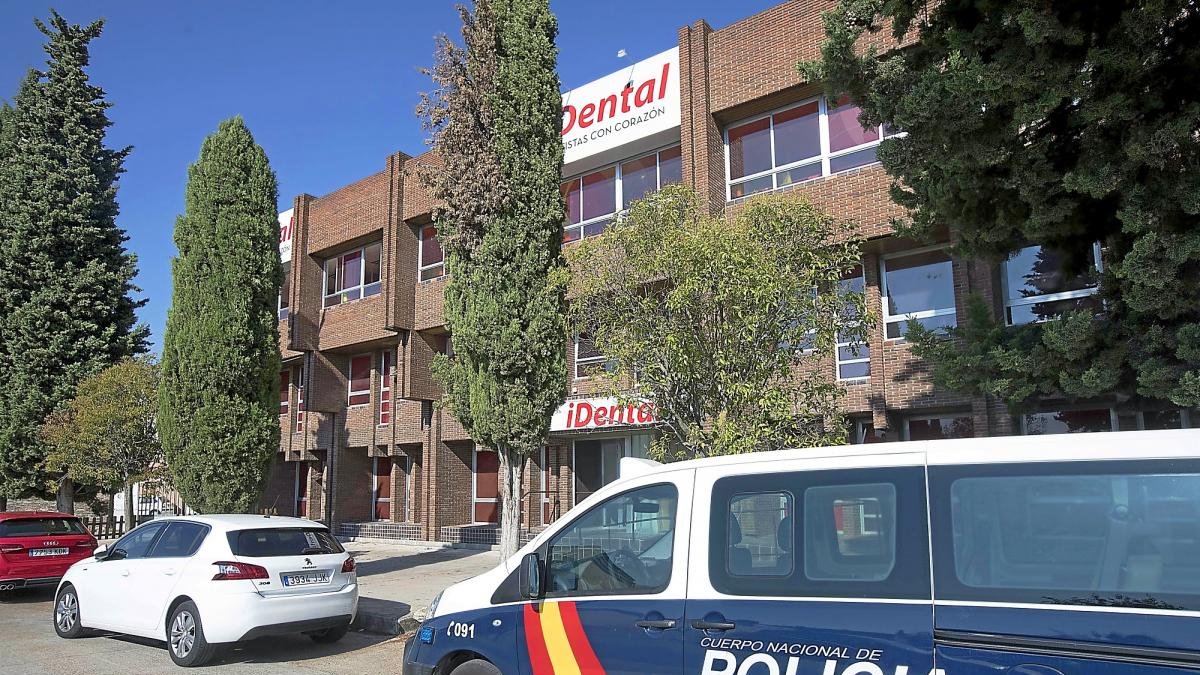 Un furgón de la Policía Nacional aparcado delante de la sede de iDental durante el registro enValladolid.-JOSÉ C. CASTILLO