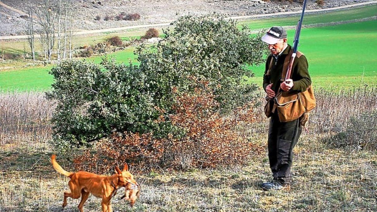 Ismael Tragacete y su perro Mito, en una jornada de caza en Zaratán.-LEONARDO DE LA FUENTE