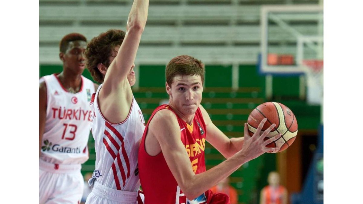 El vallisoletano Miguel González en acción con la camiseta de España en el Europeo de Lituania.-FEB