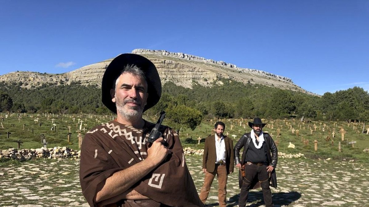 Sergio, en el cementerio de Sad Hill con Sergio Moneo y Miguel Robles, de la Asociación Cultural Sad Hill.-ARGICOMUNICACIÓN