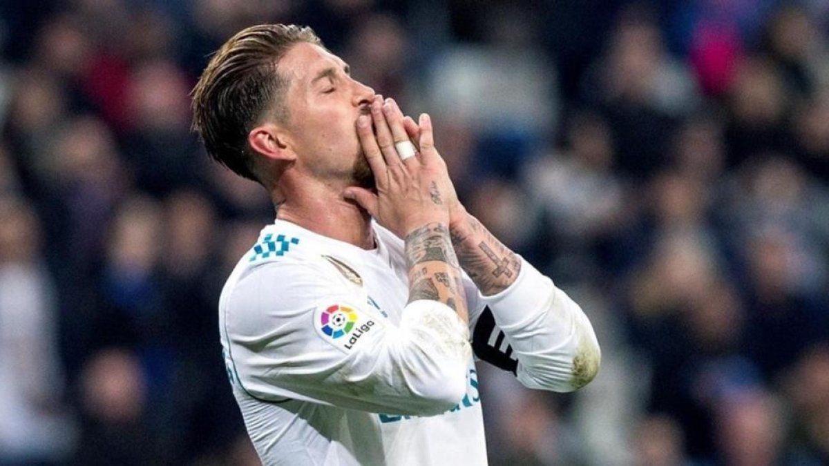 Sergio Ramos se lamenta tras la eliminación del Madrid en la Copa ante el Leganés.-EFE / RODRIGO JIMENEZ