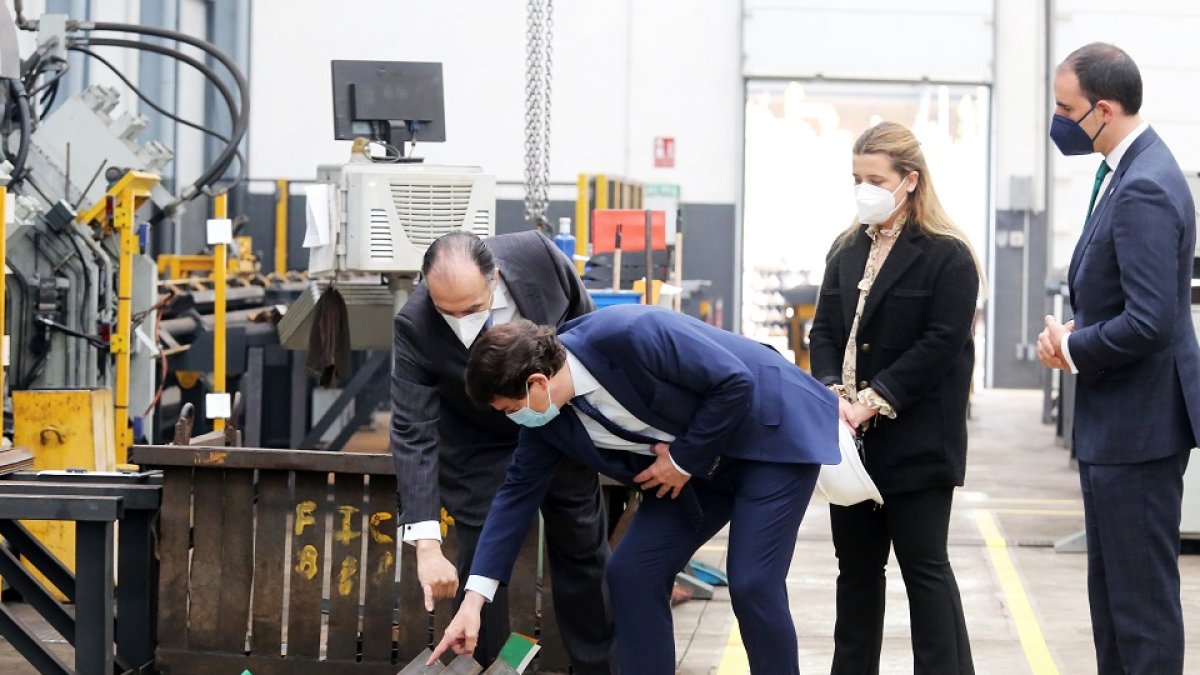 El presidente de la Junta visita la planta de Made Tower, en Medina del Campo. / ICAL