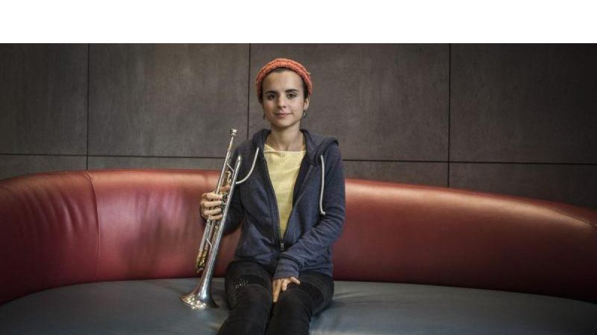 Andrea Motis, con su trompeta en el Hotel Petit Palace de Barcelona, el pasado martes.-FERRAN SENDRA