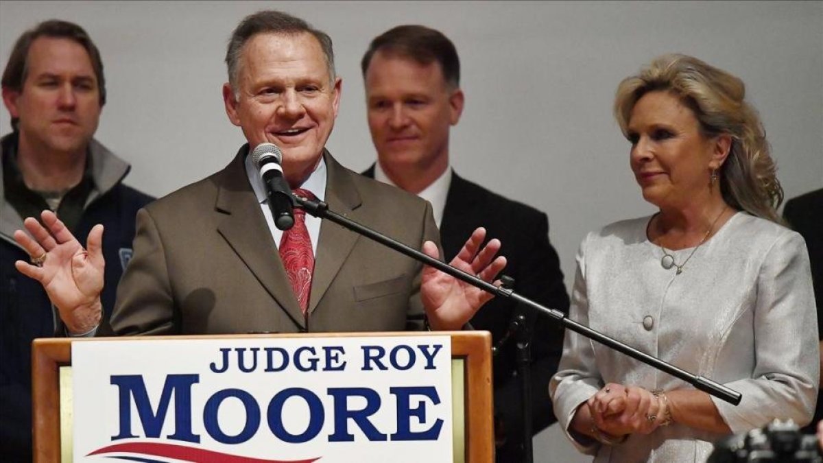 El candidato derrotado, Roy Moore, en la noche electoral.-AP / MIKE STEWART