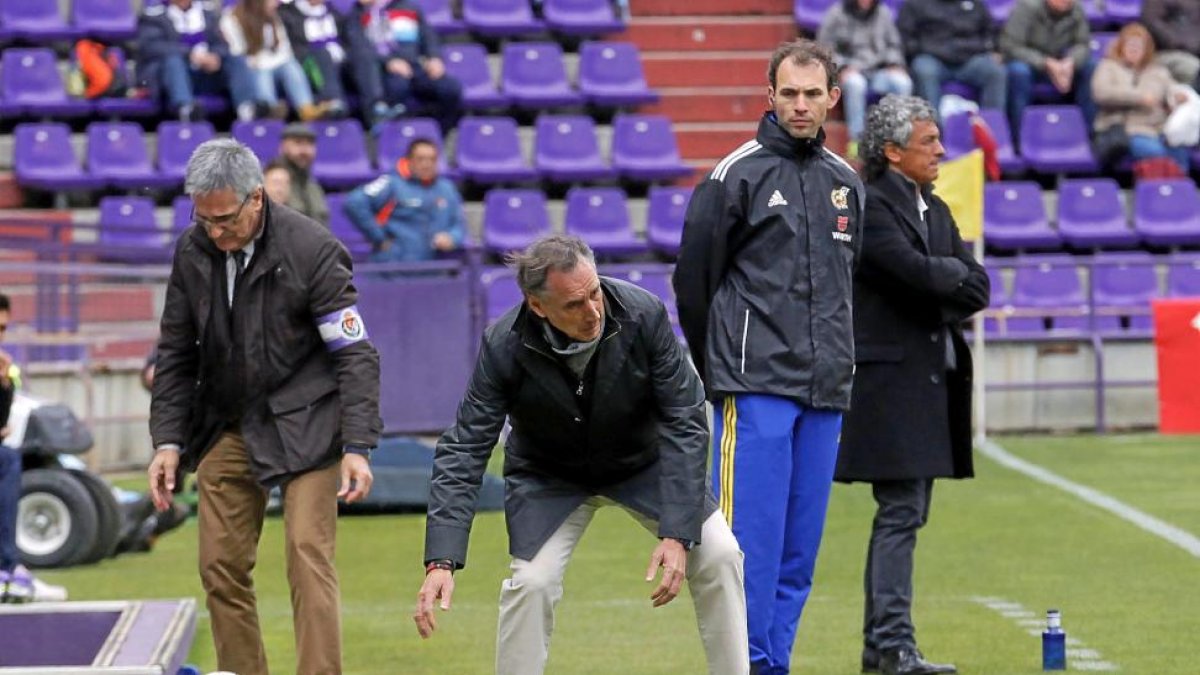 Miguel Ángel Portugal se agacha para recoger un balón y devolverlo al campo.-Pablo Requejo