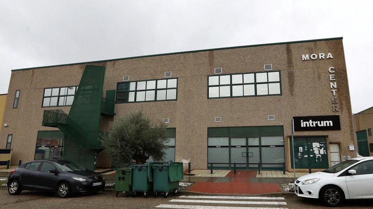 Fachada del edificio de Intrum en el Polígono de La Mora de La Cistérniga.-J.M. LOSTAU