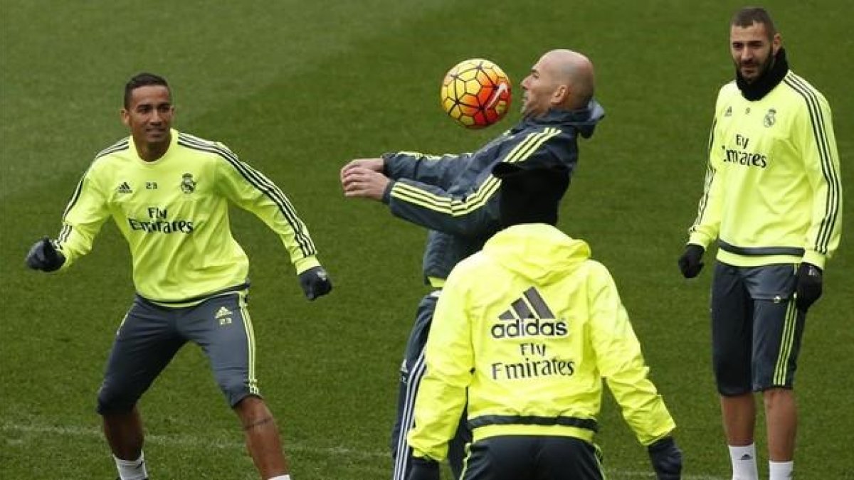 Zidane controla el balón ante Benzema y Danilo durante el entrenaminento de este viernes en Valdebebas.-EFE / JUAN CARLOS HIDALGO