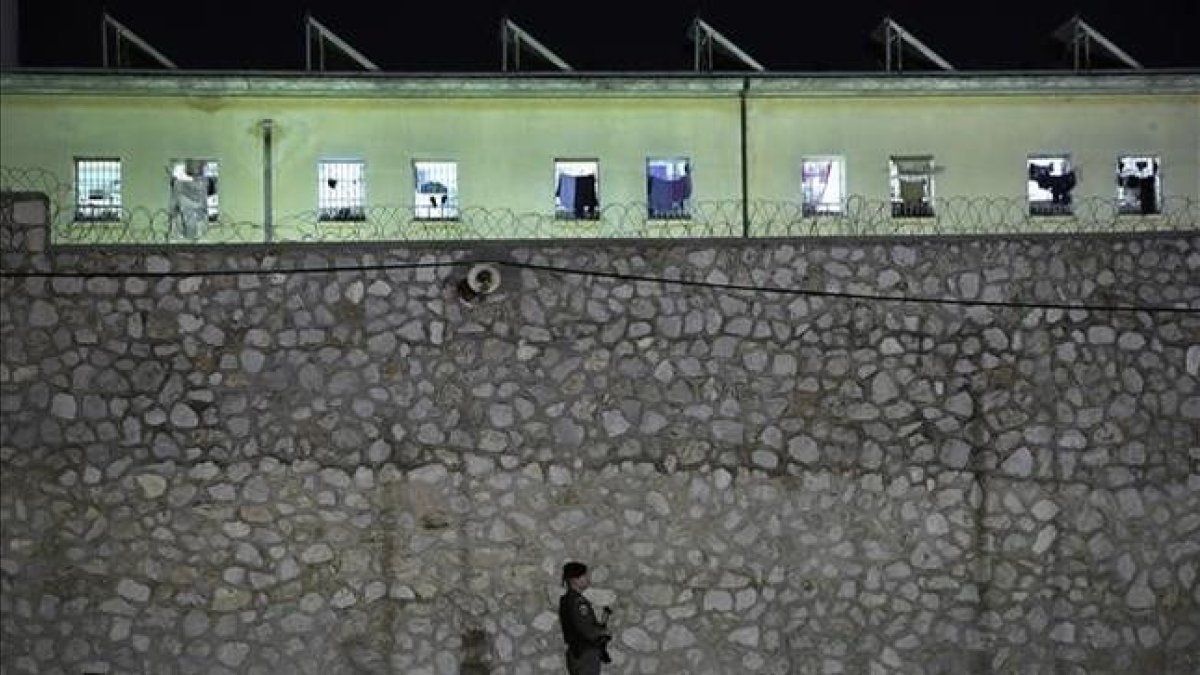 Fotografía de archivo de un agente de policia haciendo guardia frente la cárcel de Korydallos, en Atenas.-AP / PETROS GIANNAKOURIS