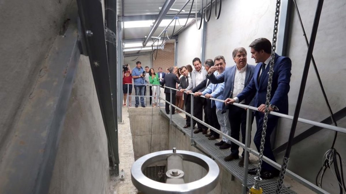 El consejero de Fomento y Medio Ambiente, Juan Carlos Suárez-Quiñones, visita el colector de aguas residuales de Arroyo de la Encomienda (Valladolid).-ICAL