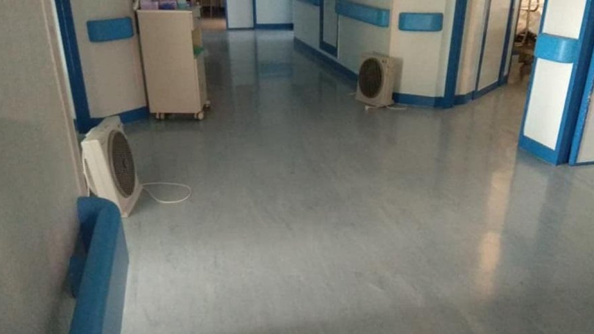 Una de las plantas del Hospital Clínico que combate la falta de aire acondicionado con ventiladores.-FACEBOOK
