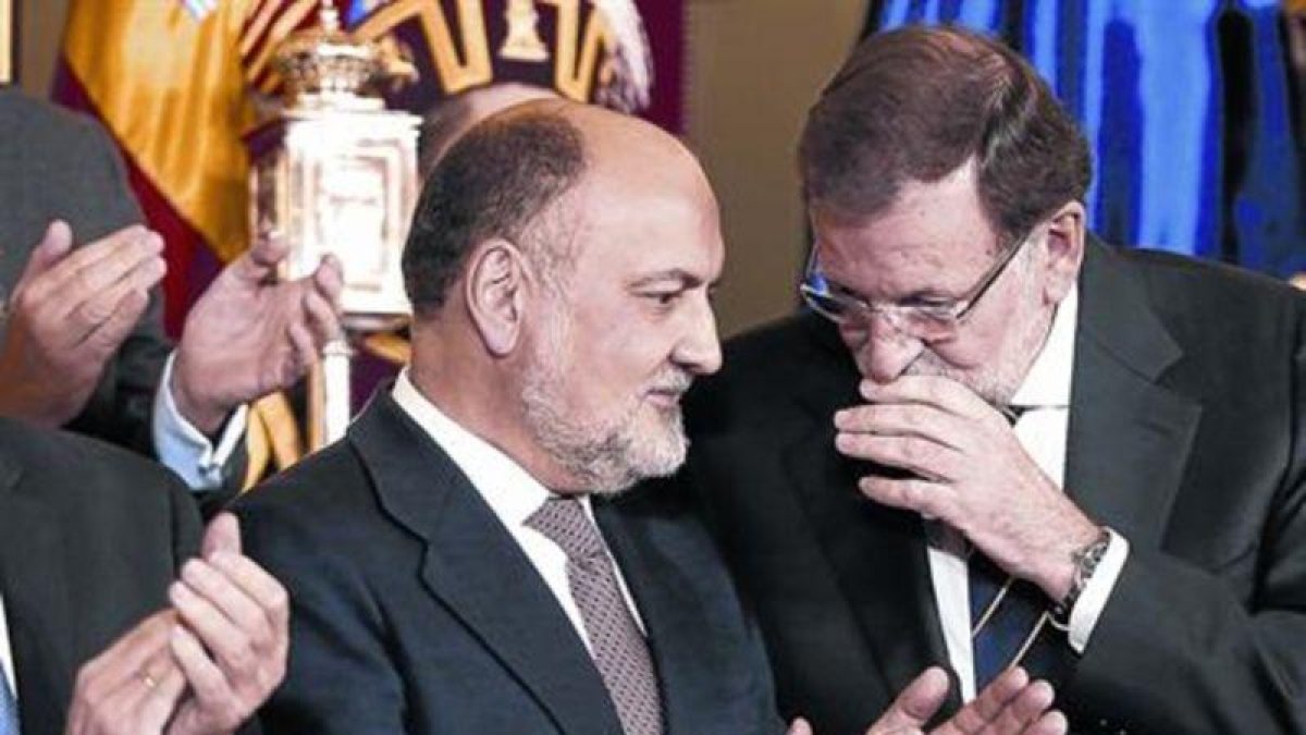 Rajoy habla con el presidente del Constitucional, Francisco Pérez de los Cobos.-JUAN MANUEL PRATS