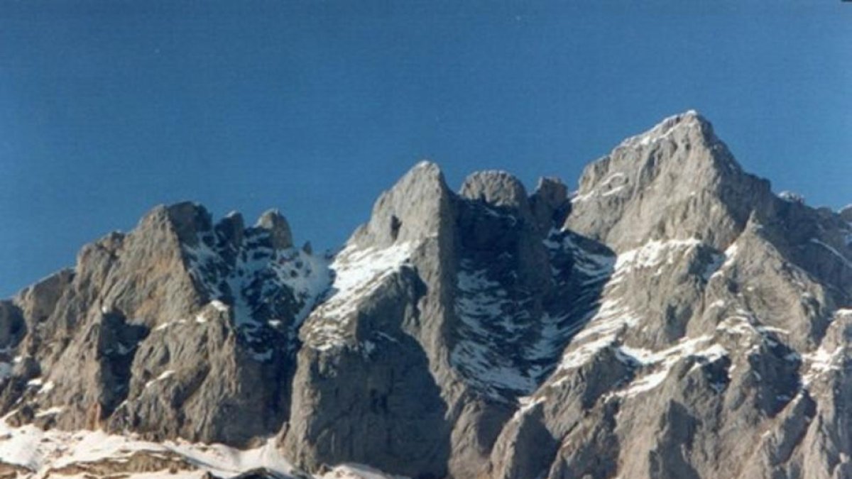 Espolón de Jisu en la vertiente cántabra de Picos de Europa, donde se despeñaron los montañeros-PICOSDEEUROPA.NET