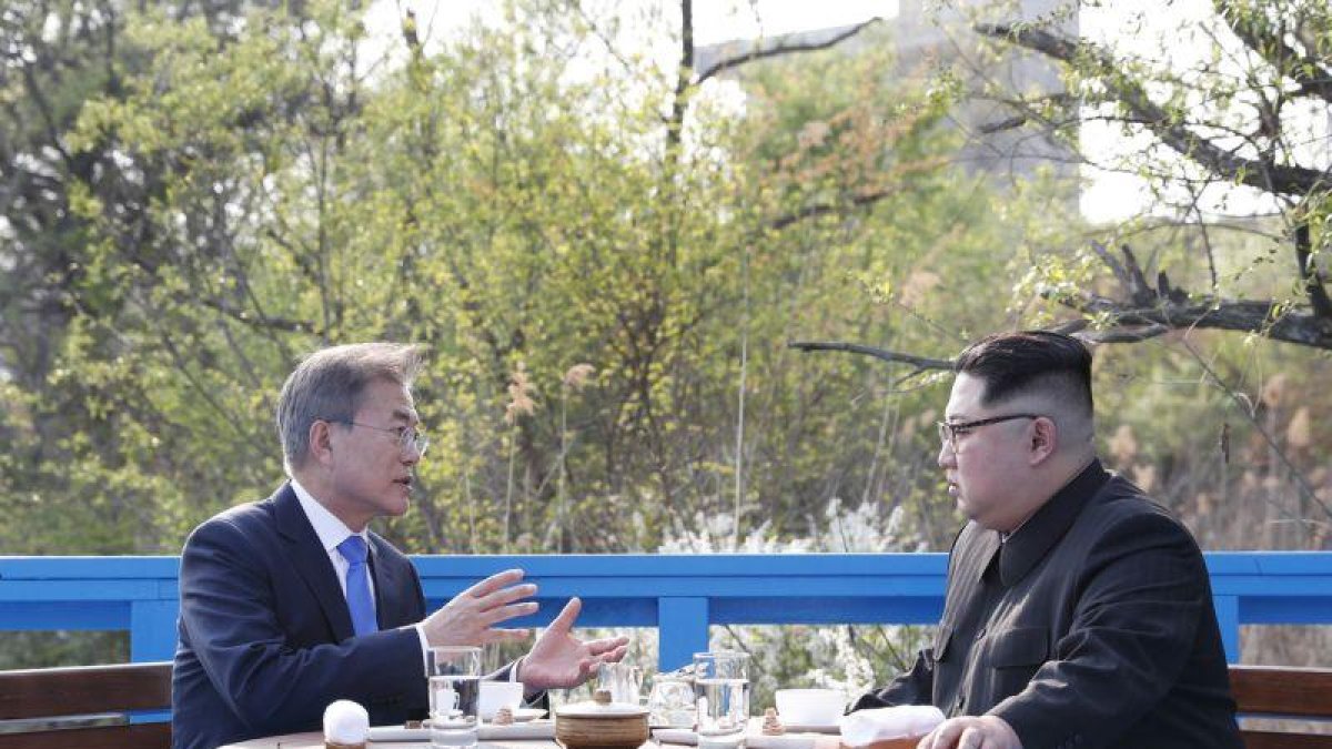 Kim Jong Un, derecha, con Moon Jae-in, durante el encuentro en la frontera entre las dos coreas.-JM (AP)