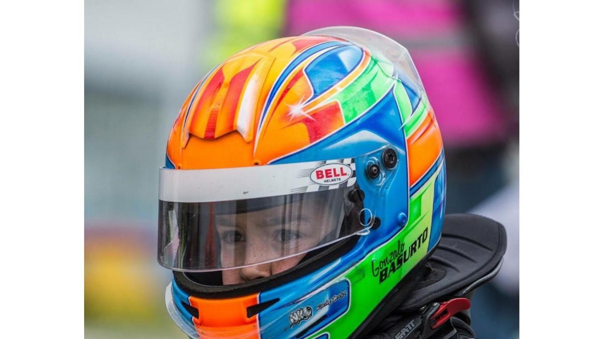 El jovencísimo piloto con su casco en una fotograría difundida en redes sociales por uno de los equipos del circuito.-