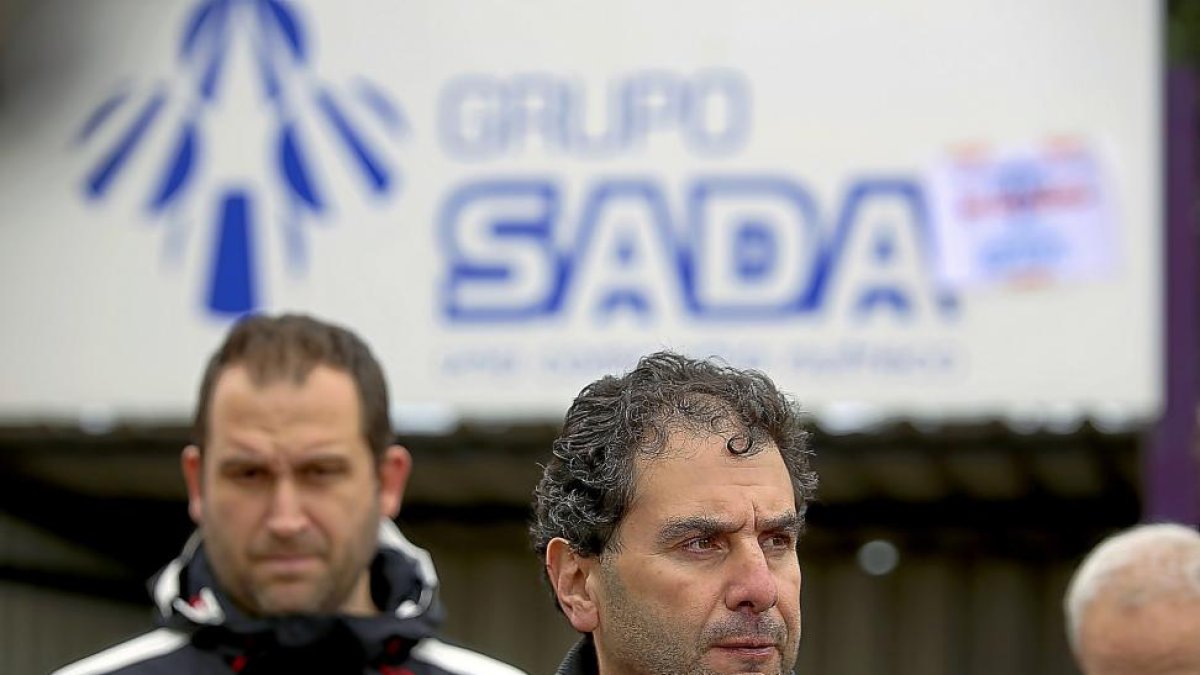 Representantes de los trabajadores de Sada informan sobre la Asamblea de Trabajadores celebrada.-ICAL