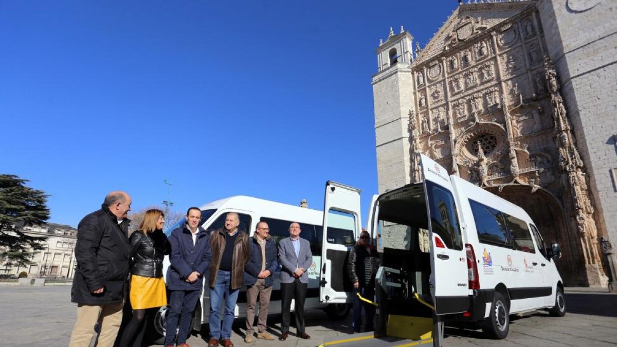 El presidente de la Diputación de Valladolid, Jesús Julio Carnero, entrega dos nuevos vehículos para la movilidad de las personas usuarias de la Red Integrada de Servicios para Personas con Discapacidad-ICAL