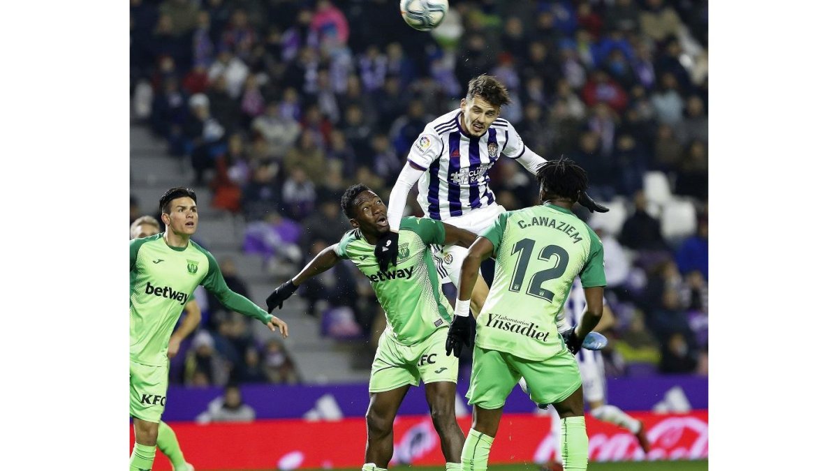 Ünal cabecea entre Omeruo y Awaziem para establecer el definitivo 2-2 tras el magnífico centro de Salisu.-J. M. LOSTAU