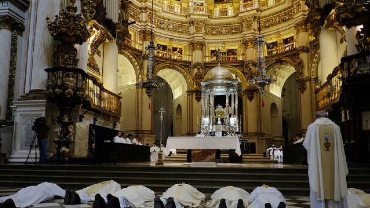 anapixel Escándalo en la Iglesia Trasladados los cuatro detenidos por pederastia para el registro de una vivienda La inspección se ha realizado en un chalet del municipio granadino de Pinos Genil El arzobispo de Granada se postra ante el altar para pedir-MAYKA NAVARRO