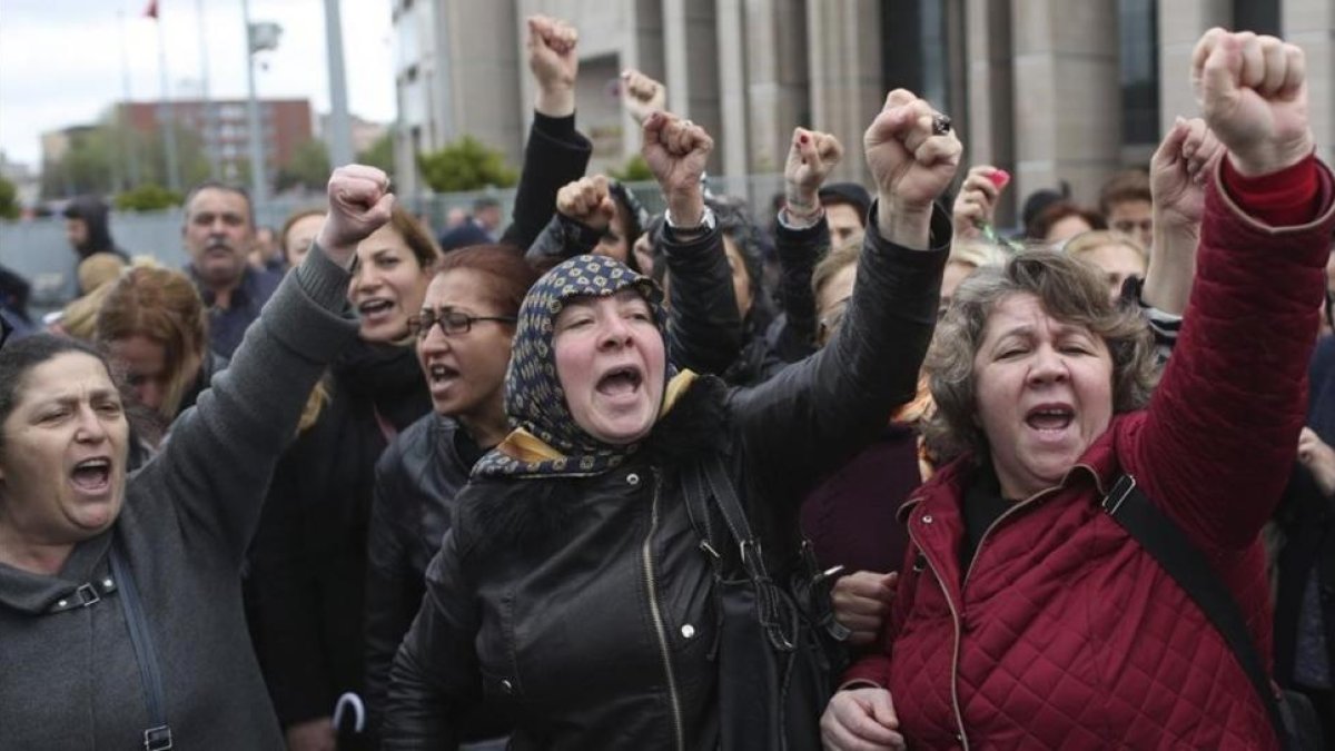 Varias personas se manifiestan contra el resultado del referendum constitucional del domingo en Estambul.-EFE/ SEDAT SUNA