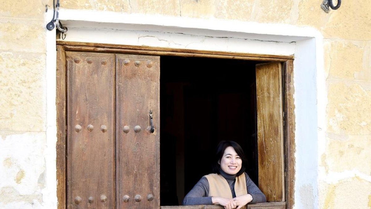 Chiho, desde la puerta de su casa en Mota del Marqués.-