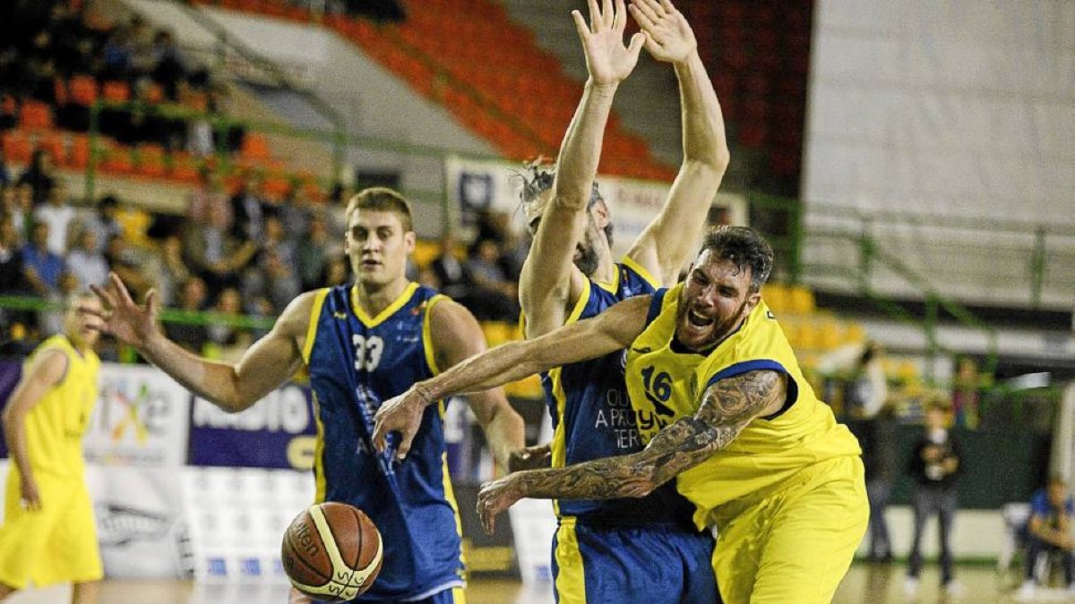 Guille Rubio recibe una falta de Rejón durante el último partido del MyWiGo Valladolid en Ourense-El Mundo