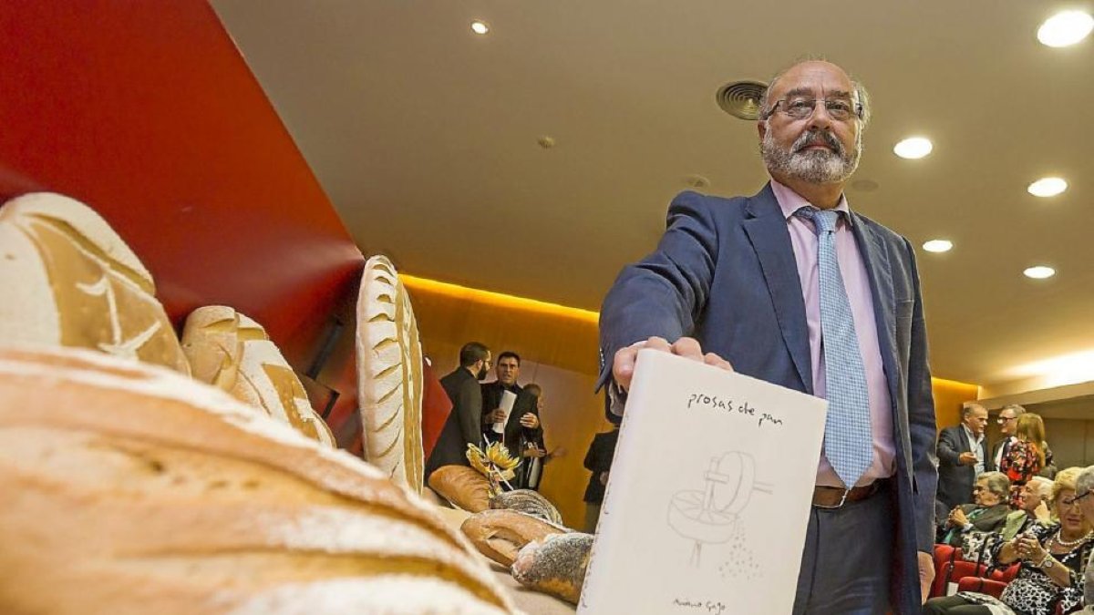 Aniano Gago posa junto a su nueva novela ‘Prosas de Pan’-Miguel Ángel Santos