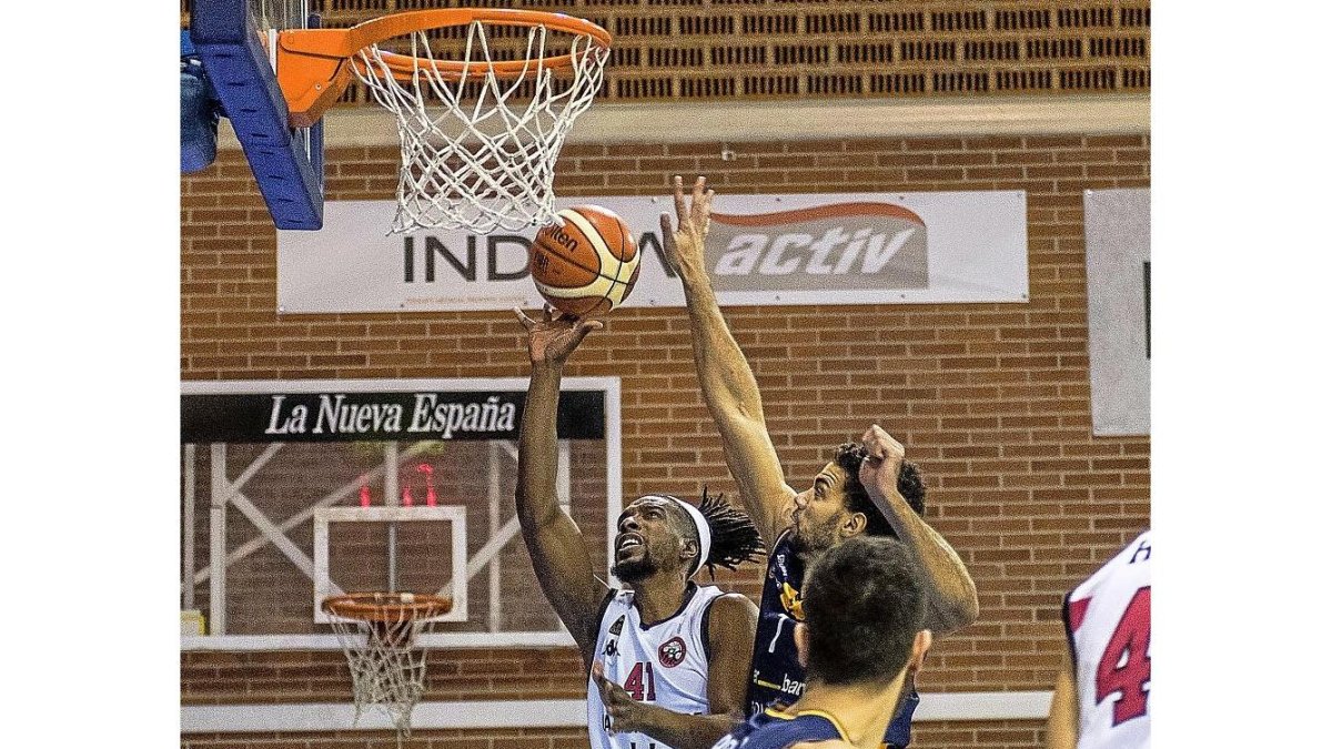 El holandés Van Zegeren se dispone a taponar a Carlos Novas.-PHOTO-DEPORTE