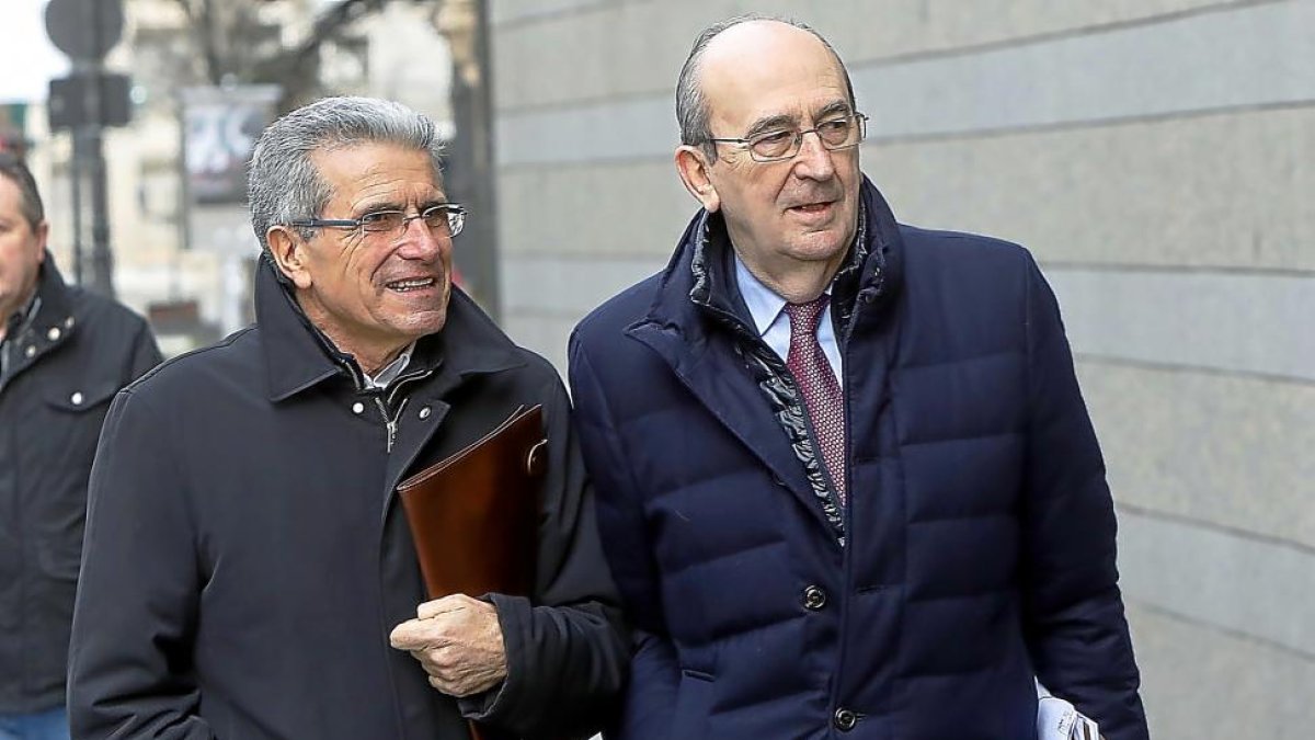 Manuel Sánchez acude al juzgado con su letrado, José María Tejerina.-J. M. LOSTAU
