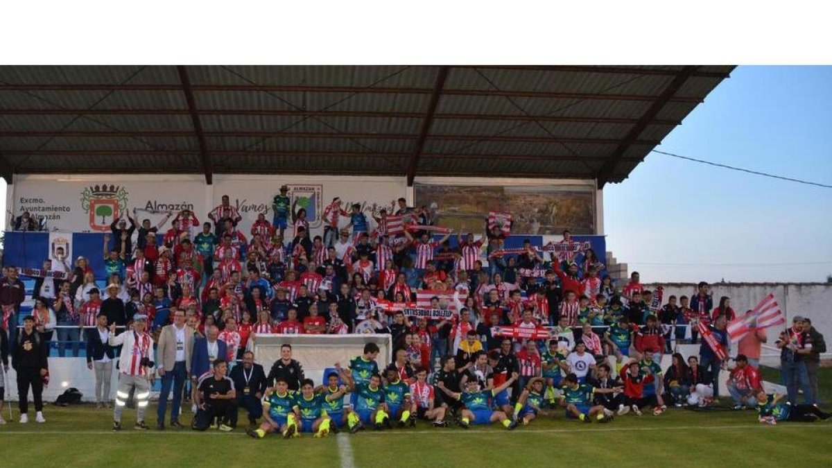 Jugadores y aficionados del Atlético Tordesillas en Almazán. / A. T.