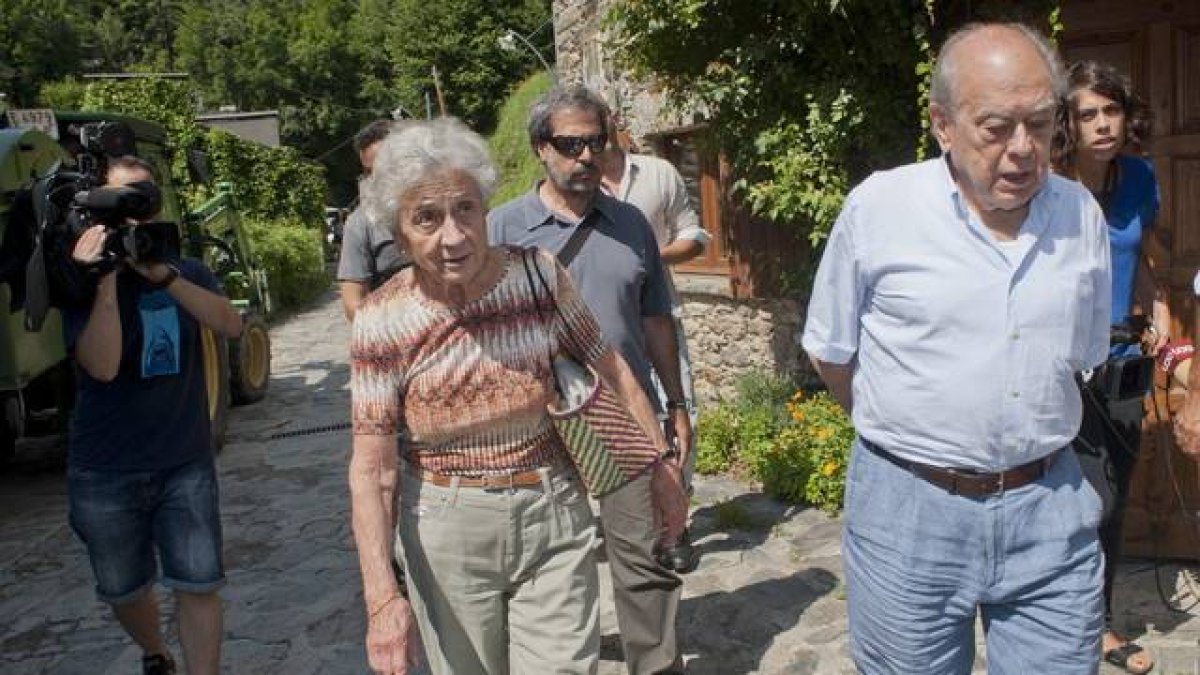 El 'expresident' Jordi Pujol sale a pasear con su esposa, Marta Ferrusola, el pasado 8 de agosto en Queralbs.-Foto: ROBIN TOWNSEND / EFE
