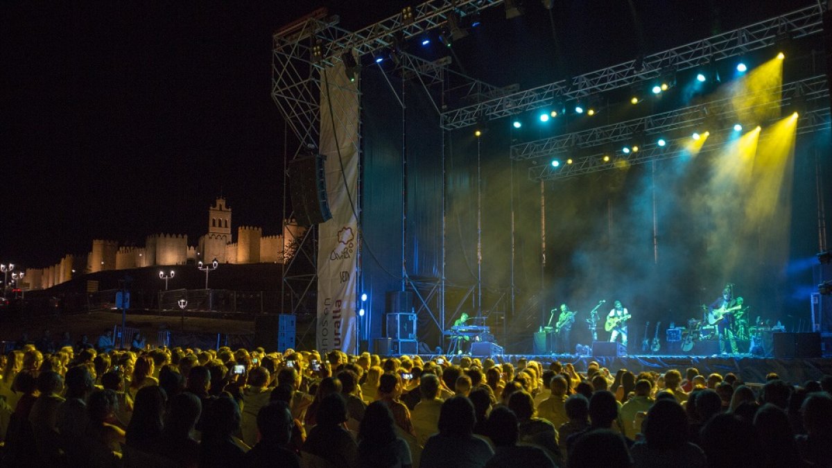 Los Secretos durante el concierto que ofrecieron en Ávila, dentro del festival Veranos en la Muralla. / ICAL Ricardo Muñoz