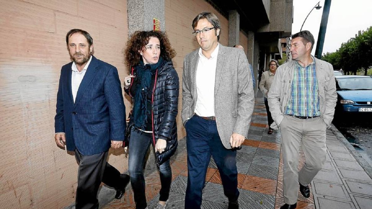 Lupicinio Rodrigo, Manuela García, Emilio Orejas, José Manuel Moro y, al fondo,  Mari Paz Díez-Ical