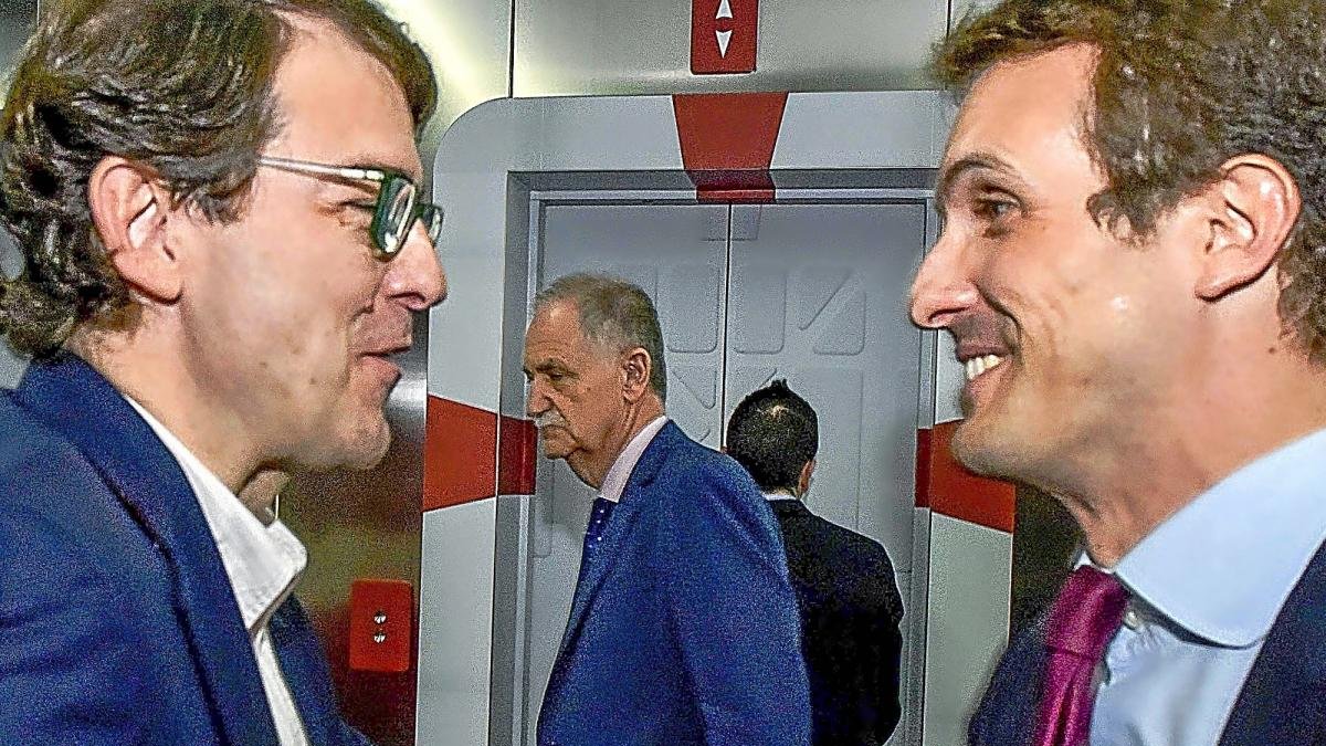 Mañueco reafirma su lealtad con el líder del PP.-EL MUNDO