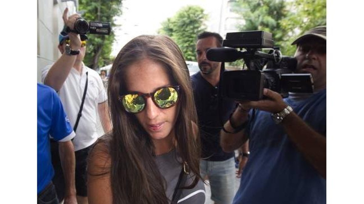 La sobrina de Isabel Pantoja, Anabel Pantoja, a su llegada este jueves al Hospital Infanta Luisa.-Foto: EFE / JOSÉ MANUEL VIDAL