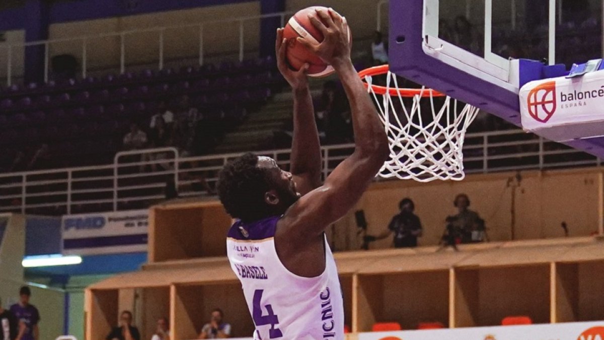 Kabasele se dispone a hacer un mate en un partido de esta temporada. / ANA PUENTE / RVB