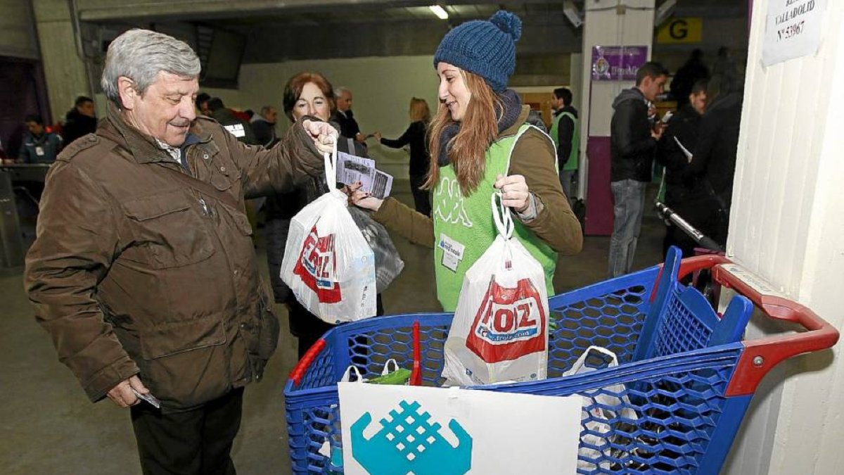 Recogida de alimentos por parte de la Red Íncola el pasado diciembre.-J. M. Lostau