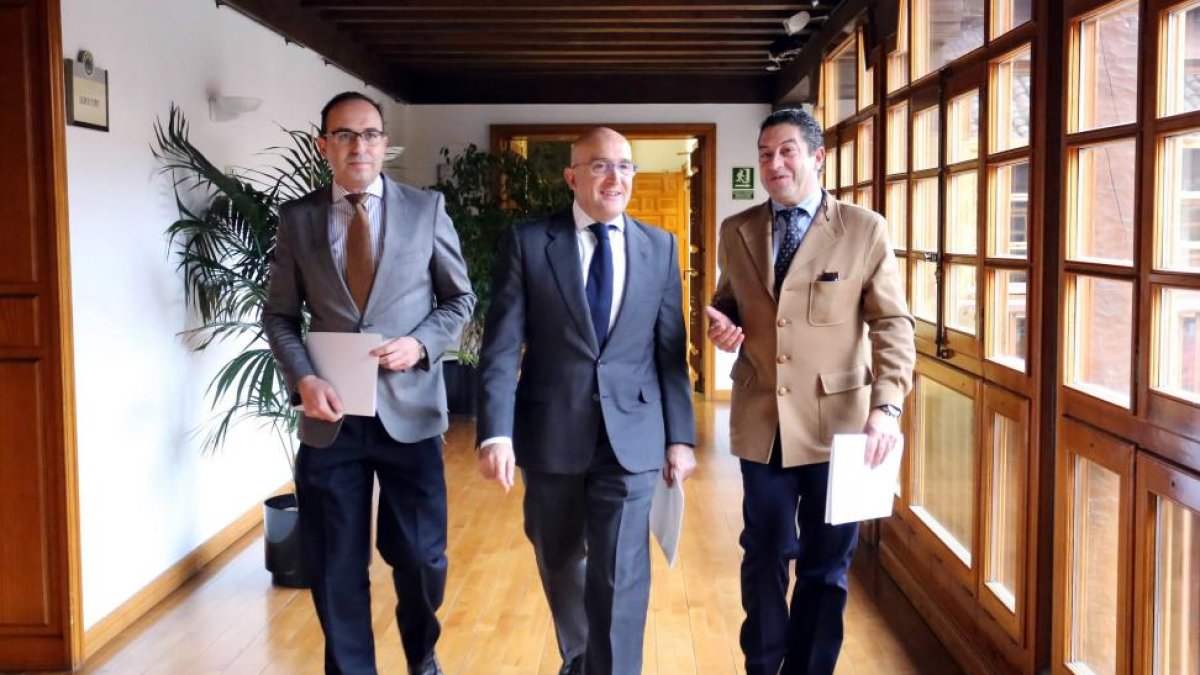 El presidente de la Diputación de Valladolid, Jesús Julio Carnero, presenta la convocatoria de audiencia a los ayuntamientos de la provincia para la formación del plan bienal de cooperación 2016-2017.-ICAL