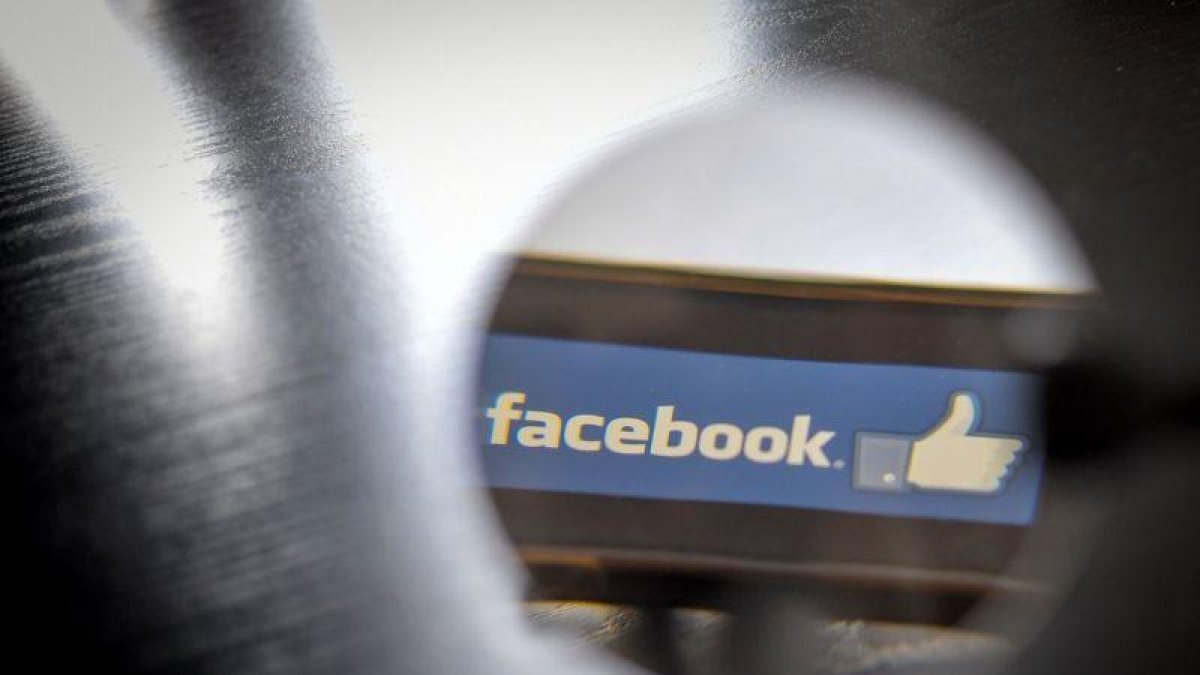 Facebook, con 2.300 millones de usuarios, corre el riesgo de enjuiciamiento civil y penal.-AFP