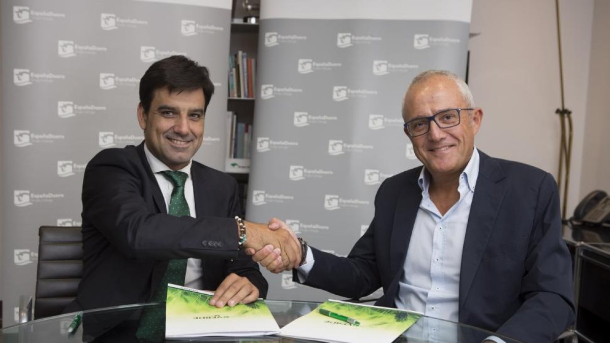 Manuel Rubio, director territorial de EspañaDuero, y Alfredo Castells, consejero delegado de Agrocersa.-ICAL