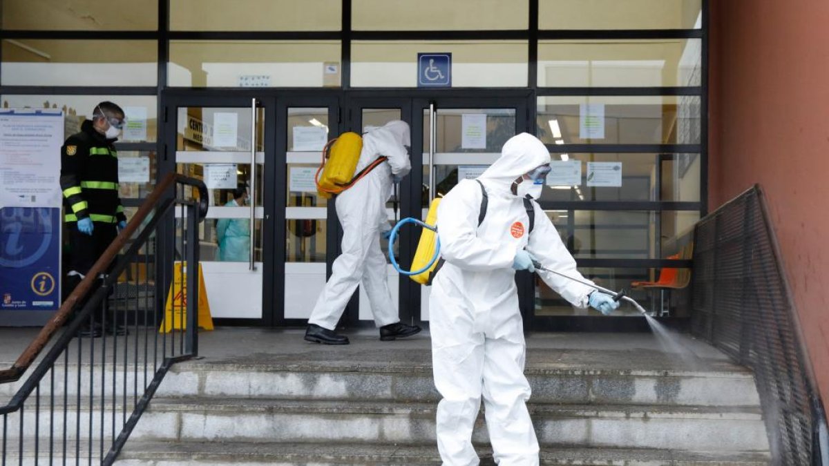 Unidades de la UME desinfectan el Centro de Salud de Arturo Eyries. -JUAN MIGUEL LOSTAU.