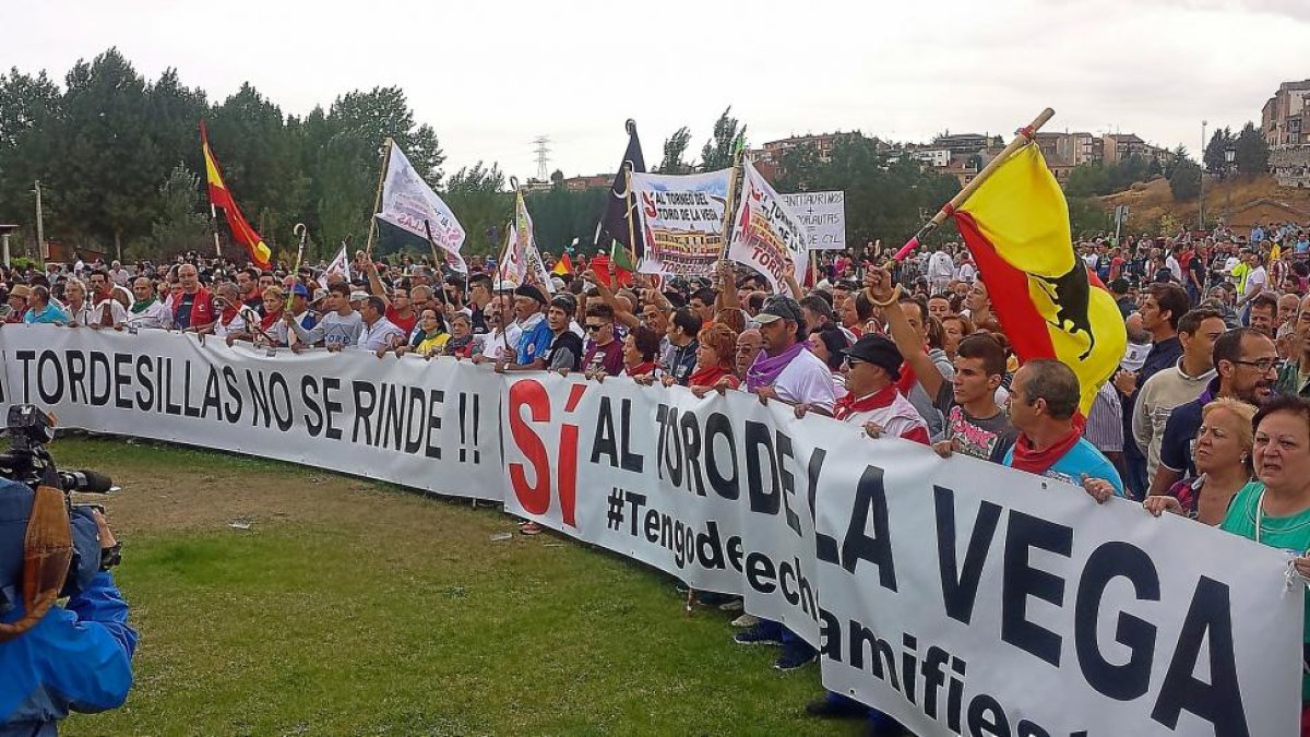 La manifestación en su llegada a la rotonda junto a la Vega.-E.M.