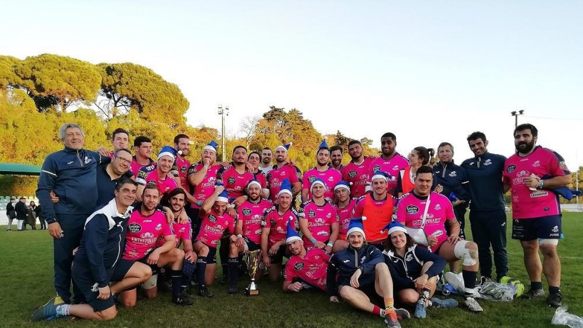 La plantilla y el cuerpo técnico del VRAC Entrepinares celebran la Copa Ibérica en el césped de Tapada da Ajuda con gorros navideños, pero en este caso, de color azulón.-J.C.R.