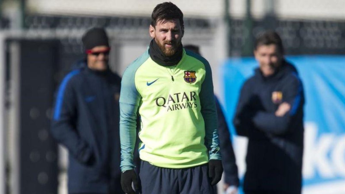 Luis Enrique y Unzué, su ayudante, observan a Messi en la ciudad deportiva.-JORDI COTRINA