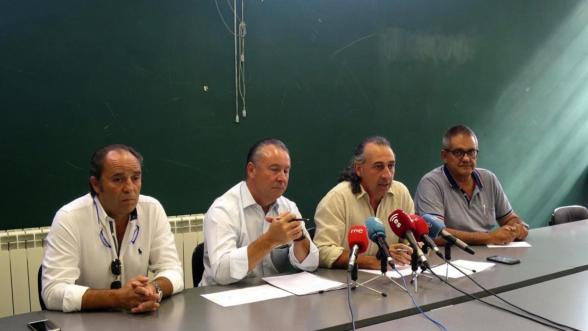 En el centro, Donaciano Dujo y Jesús Manuel González Palacín.-ICAL