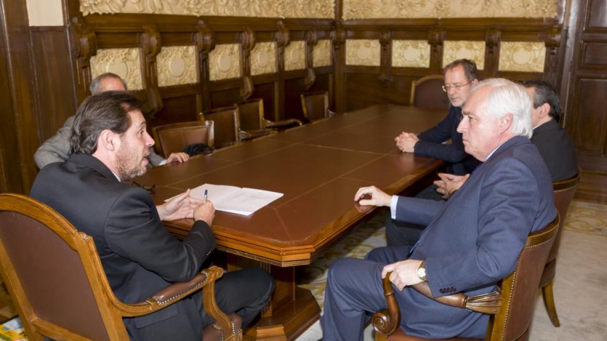 El presidente del TSJCyL, José Luis Concepción (D), y el alcalde de Valladolid, Óscar Puente (I), se reunen para analizar el proyecto del Campus de la Justicia.-ICAL