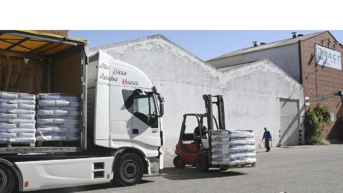 Trabajadores cargan las semillas RAGT que luego se trasladan a diversos puntos de España y el mundo.-BRÁGIMO