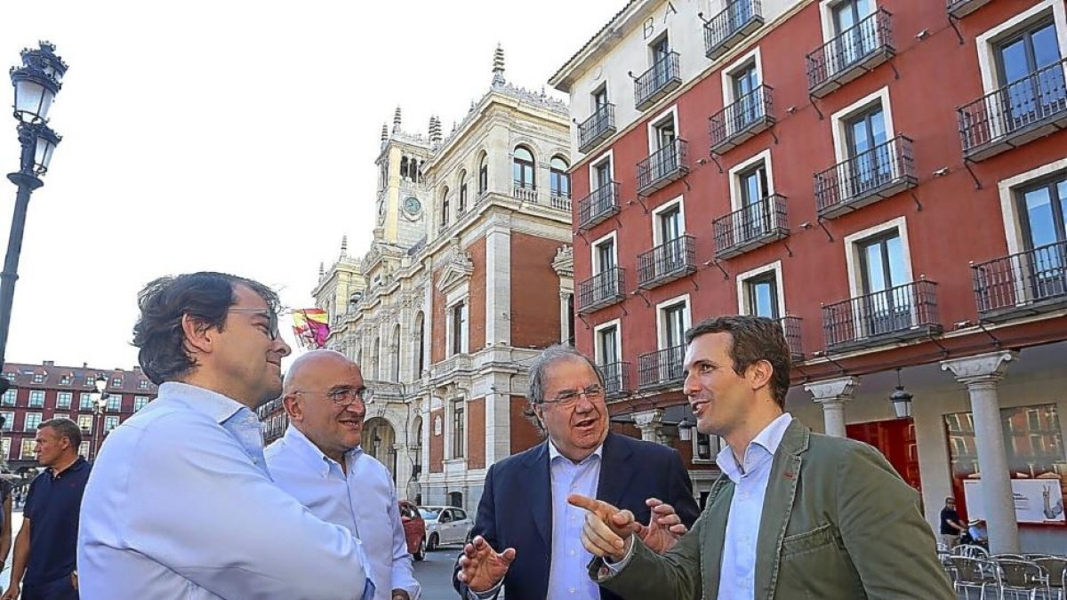Pablo Casado conversa en Valladolid con Fernández Mañueco, Jesús JulioCarnero y Juan Vicente Herrera.-ICAL
