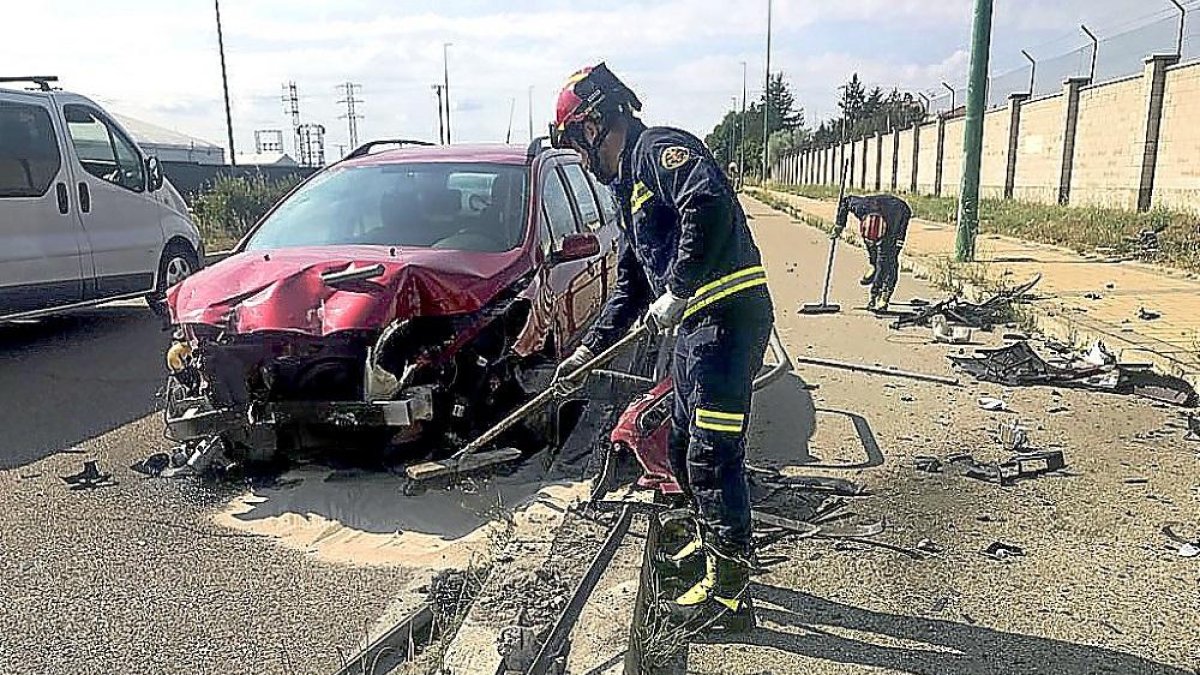 Estado en el que terminó el coche después del accidente en el que resultó herido un menor.-ICAL